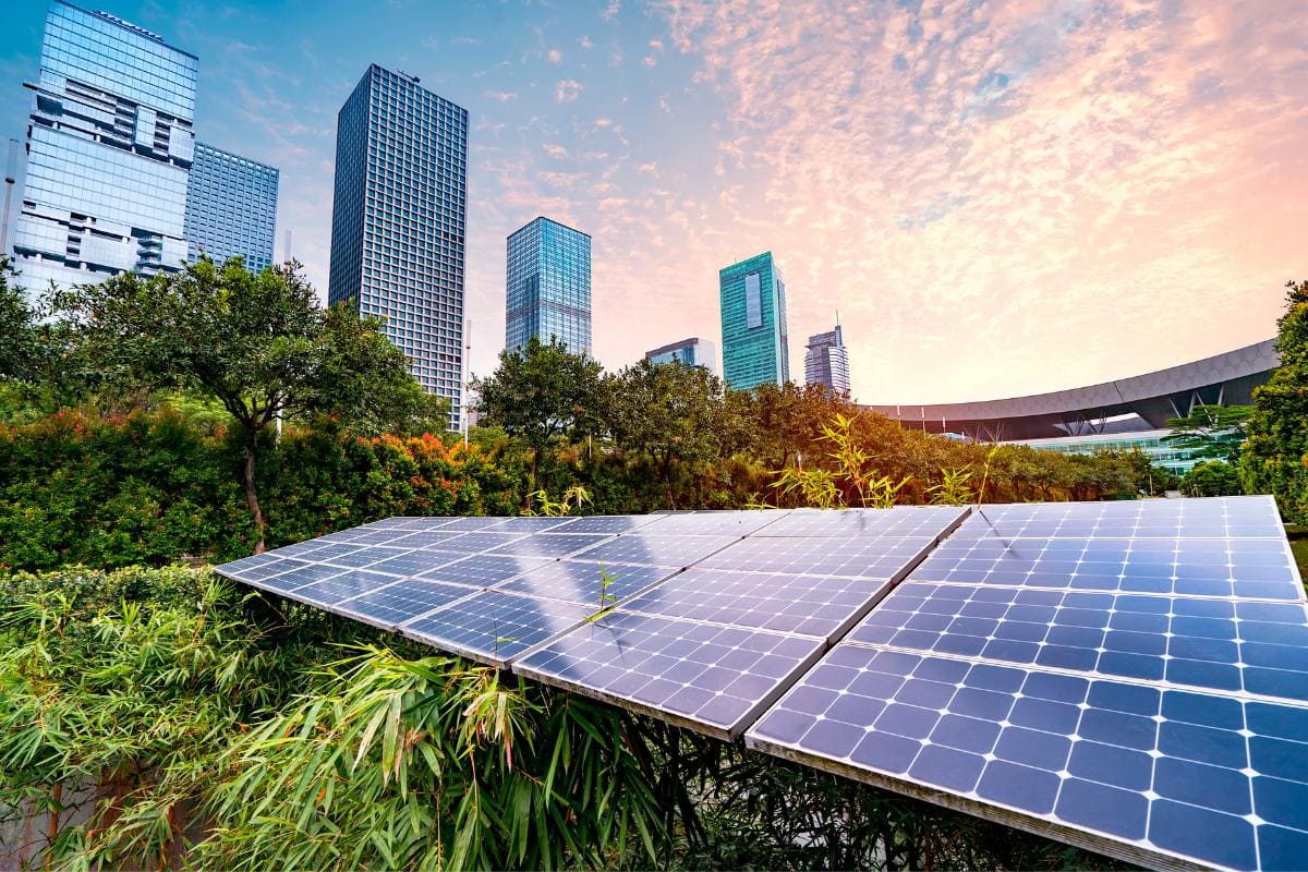 Instalación de paneles solares en un entorno urbano con rascacielos, ejemplo de integración de energía solar en la ciudad.